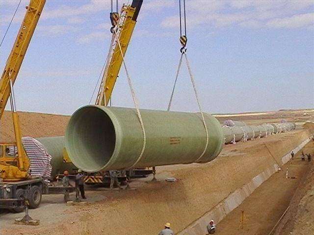 玻璃鋼夾砂管道吊裝現(xiàn)場(chǎng)